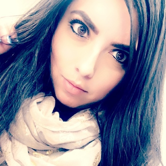 Meet your Posher, Claudia - Picture 1 of 3